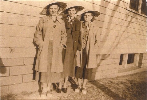 Eileen, Lois and Lil Hoefer